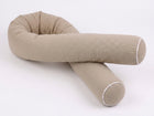 Die KraftKids Wickeltischrolle Musselin beige ist ein zylindrisches Aufbewahrungskissen in Beige mit strukturiertem Musselin-Stoff und weißer Paspel an den Enden, das locker gefaltet auf einem einfarbig weißen Hintergrund abgebildet ist.