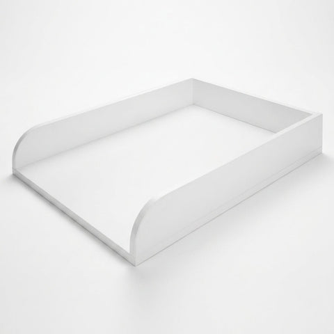 Der KraftKids Wickelaufsatz universal durchgehender Boden, von KraftKids, ist ein weißes, rechteckiges Holztablett mit hohen Seiten- und Rückkanten und einer niedrigen Vorderkante, passend für eine 50 x 70 cm große Wickelfläche, abgebildet auf weißem Hintergrund.