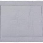 Die KraftKids Krabbeldecke Musselin grau Punkte ist eine quadratische, gepolsterte graue Spielmatte mit kleinen weißen Punkten und weicher Polyesterfüllung, die von oben auf einem weißen Hintergrund abgebildet ist.