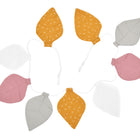 Die KraftKids Wimpelkette Musselin senfgrau rosa mit dekorativen Stoffwimpeln in gelb, rosa, weiß und hellgrau an einer weißen Schnur verleiht jedem Raum eine charmante Note.