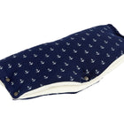 Der KraftKids Kinderwagenmuff Musselin dunkelblau Anker hat ein marineblaues Ankermuster, weißes Fleecefutter und Druckknöpfe, damit die Hände beim Schieben des Kinderwagens warm bleiben.