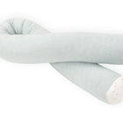 Eine grüne U-förmige Wickeltischumrandung aus Musselin mit goldenen Punkten von KraftKids, ideal als Bettrolle oder Kantenschutz, präsentiert auf weißem Hintergrund.