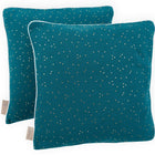 Zwei quadratische KraftKids Kissenbezüge aus Musselin in Petrol mit goldenen Punkten und weißer Paspel, leicht überlappend auf weißem Hintergrund platziert-eine stilvolle Ergänzung für jede Bettwäschekollektion.