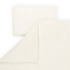 Das KraftKids Bettwäscheset Musselin goldene Punkte auf Weiß ist ordentlich gefaltet auf weißem Hintergrund abgebildet, wobei ein Blatt teilweise entfaltet ist, um das zarte goldene Punktemuster auf Weiß zu enthüllen.