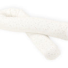 Die KraftKids Wickeltischumrandung hat einen langen, weißen Musselin-Körper mit kleinen goldenen Punkten, die in einer Schleifenform auf weißem Grund angeordnet sind.