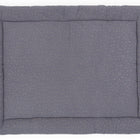 Eine quadratische, gepolsterte graue Krabbeldecke Musselin goldene Punkte auf Grau von KraftKids, gefüllt mit weichem Polyestervlies und verziert mit kleinen goldenen Punkten, fotografiert von oben auf weißem Hintergrund.