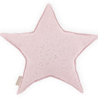 Das KraftKids Sternkissen Musselin goldene Punkte auf Rosa ist ein weiches, hellrosa Sternkissen mit goldenen Punkten und einem seitlichen Stoffanhänger - ideal, um einen charmanten Akzent in jedes Kinderzimmer zu bringen.