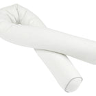 Eine KraftKids Wickeltischumrandung Leinen in leicht grünem Weiß steht auf einem schlichten Hintergrund, der mit seiner langen, zylindrischen Form und den sich überkreuzenden Enden eine lockere Kurve bildet.