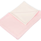 Die KraftKids Babydecke kleine Blätter rosa auf Weiß ist eine weiche Babydecke mit einem hellrosa Blattmuster auf Weiß und einer glatten weißen Unterseite aus Baumwolle-Vlies, sauber gefaltet auf weißem Untergrund.