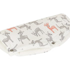 Der KraftKids Kinderwagenmuff kleine Rehkitze grau orange auf Weiß ist eine handgenähte weiße Babydecke mit grauen und orangefarbenen Hirschen, Druckknöpfen und aus weichem Fleece - perfekt für kuscheligen Komfort in jedem Kinderwagen.