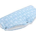 Der KraftKids Kinderwagenmuff "weiße Pfeile auf Blau" ist ein hellblau wattierter Fleece-Handwärmer mit weißen Pfeilmustern und Druckknöpfen aus Metall, abgebildet auf weißem Hintergrund.