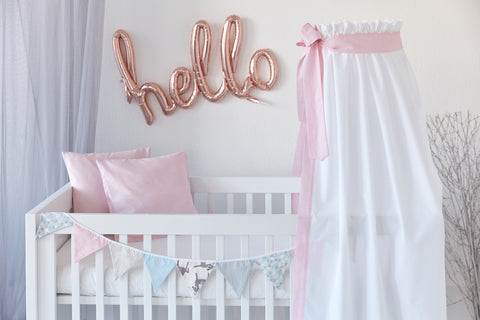 Letto a baldacchino con foglie piccole rosa su bianco