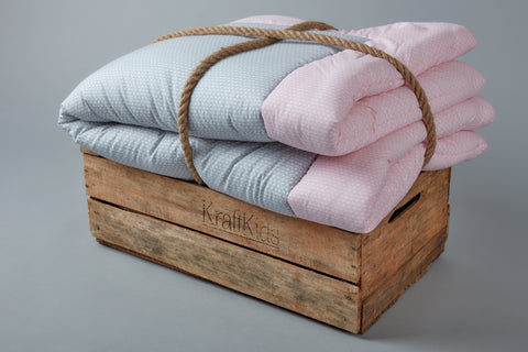 Tapis de jeu petites feuilles gris clair sur blanc petites feuilles rose sur blanc