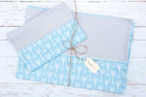 Bedding set white arrows on blue plain gray