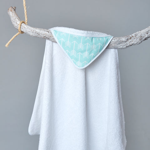 Hooded towel white arrows on mint