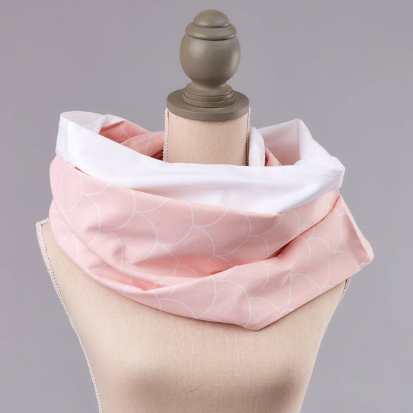 Tissu d'allaitement uni blanc demi-cercles blancs sur rose pastel