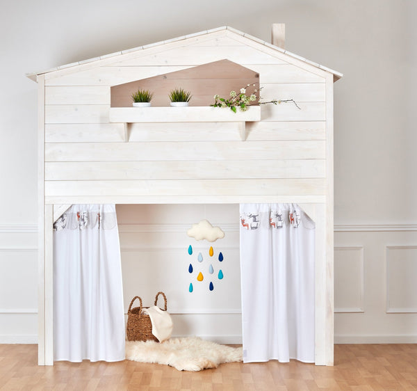 Die Hochbettvorhänge "kleine Rehkitze grau orange auf Weiß" von KraftKids, gepaart mit einem weißen Spielhausbett, Topfpflanzen, einem flauschigen Teppich, einem Weidenkorb und einer Wolkenwanddekoration ergeben einen gemütlichen Raum.