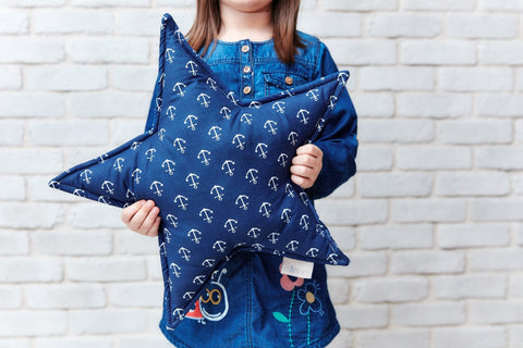 Stjernepude hvide ankre på mørkeblå