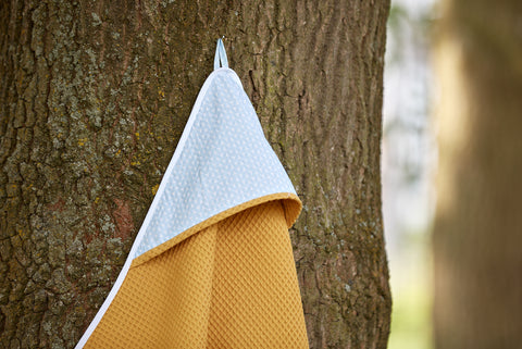 Cape de bain petites feuilles bleu clair sur piqué gaufré blanc moutarde