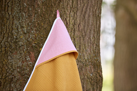 Hooded towel white dots on coral pink waffle piqué mustard