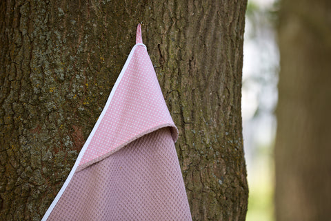 Hooded towel white dots on coral pink waffle piqué pink