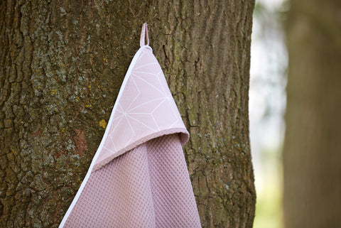 Serviette à capuche gaufre piqué rose blanc losanges fins sur vieux rose