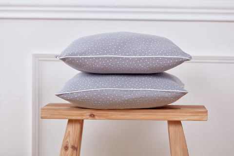 Housse de coussin mousseline pois gris