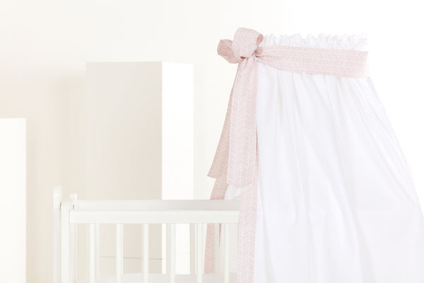 Der Betthimmel "weiße Feder Muster auf Rosa" von KraftKids besteht aus 100% Baumwolle und ist mit einer rosa Schleife versehen, die auf einem weißen Kinderbett angebracht ist.