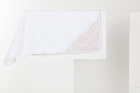 Serviette à capuche motif plume blanche sur rose