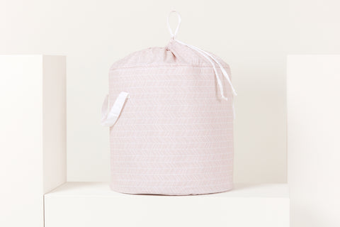 Panier à jouets motif plume blanche sur rose