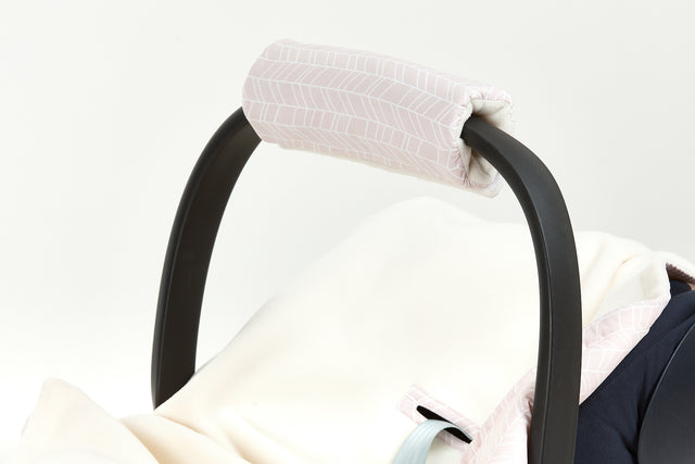 Protège-bras siège bébé motif plume blanc sur rose
