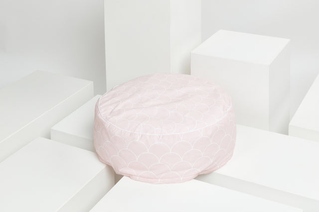 Pouf semicerchi bianchi su fondo rosa pastello