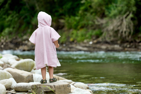 Poncho de bain mousseline pois dorés sur rose