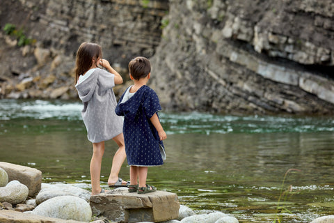 Poncho da bagno in mussola grigia ancora