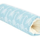 Die KraftKids Armschoner Babyschale hat ein weiches, zylindrisches Design mit einer hellblauen Außenseite, die mit weißen Pfeilen verziert ist, und einer plüschigen, gepolsterten cremefarbenen Innenseite.