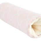 Die KraftKids Armschoner Babyschale in Pastellrosa mit weißem Halbkreisdesign ist mit weichem, cremefarbenem Plüsch gefüttert und verfügt über einen praktischen Klettverschluss zur einfachen Reinigung - ideal, um den Babysitz bequem und stilvoll zu gestalten.