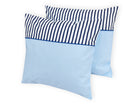 Zwei KraftKids Kissenbezüge: Die obere Hälfte ist dunkelblau und weiß gestreift, die untere Hälfte hat einen hellblauen Hintergrund mit weißen Punkten. Die Kissenbezüge sind leicht überlappend abgebildet. Produkt: Kissenbezug weiße Punkte auf hellblauem Streifen dunkelblau.