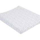 Der KraftKids Bezug für Keilwickelauflage kleine Dreiecke blau grau weiß ist ein Baumwollbezug mit einem geometrischen Muster aus blauen, grauen und beigen Dreiecken auf weißem Grund, der für rechteckige Auflagen mit erhöhtem Rand geeignet ist.