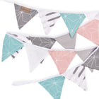 Die KraftKids Wimpelkette weiße dünne Diamante zeigt dreieckige Wimpelflaggen in Pastellblau, Rosa, Grau und Weiß mit geometrischen und abstrakten Mustern - perfekt als charmante Kinderzimmer-Deko auf weißem Hintergrund.