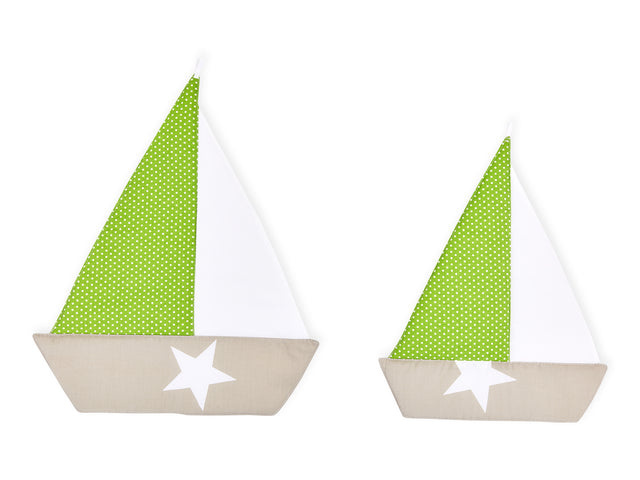 Segelboot weiße Punkte auf Grün