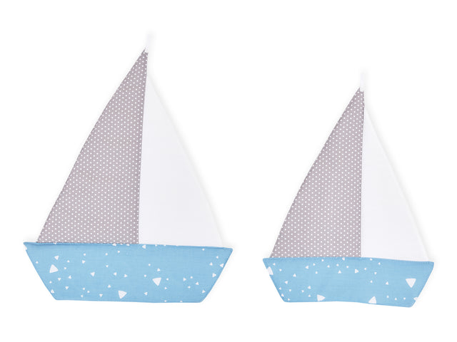 Segelboot abgerundete Dreiecke weiß auf Blau
