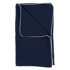 Die KraftKids Babydecke Musselin dunkelblau zeigt eine sauber gefaltete dunkelblaue Musselin-Decke mit weißer Paspelierung an den Rändern, die vor einem schlichten weißen Hintergrund steht.
