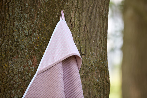 Cape de bain petites feuilles rose sur blanc gaufré piqué rose