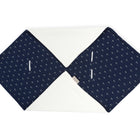 Die KraftKids Decke für Babyschale Winter Musselin in dunkelblau mit Anker-Muster und zwei weißen Gurtschlitzen ist ideal als Babydecke für 3-Punkt-Gurt - stylisch, funktional und perfekt für unterwegs.