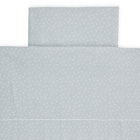 Das KraftKids Bettwäscheset Musselin grau Pusteblumen zeichnet sich durch 100% Baumwolle, dezentes Pusteblumen-Muster und beinhaltet Decken- und Kissenbezug-ideal für handgefertigte Bettwäsche und erholsamen Schlaf auf weißem Grund.