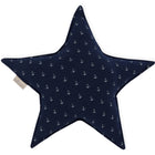 Das KraftKids Sternkissen Musselin dunkelblau Anker ist ein dunkelblaues, sternförmiges Kissen für das Kinderzimmer, das mit kleinen weißen Ankern verziert und an einer Spitze mit einem Stoffanhänger versehen ist.