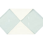 Eine neuwertige, sechseckige KraftKids Decke für Babyschale Winter Musselin Pusteblumen mit weißem Futter und kleinen weißen Mustern, gefaltet, um die Unterseite zu zeigen. Die Decke hat zwei Schlitze auf jedem blauen Abschnitt für Gurte.