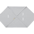 Die KraftKids Babydecke für Babyschale Sommer Musselin grau Punkte ist eine graue, sechseckige Musselin-Decke mit weißen Punkten und vier Schlitzen für einen 3-Punkt-Gurt, flach auf weißem Hintergrund abgebildet.