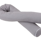 Das KraftKids Wickeltischumrandung Waffel Piqué grau ist ein graues, U-förmiges Körperkissen mit strukturiertem Waffelstoff, weißer Randbiese und einem leicht gewickelten Ende.