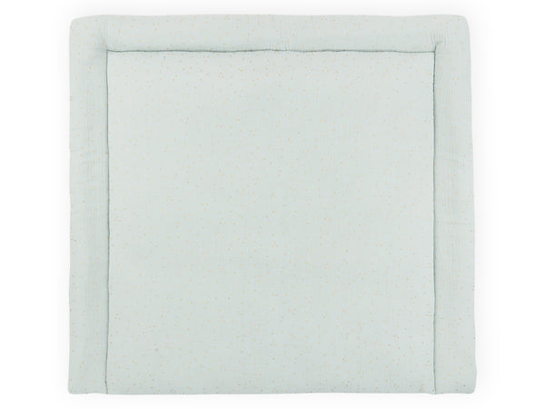 Eine weiche, grüne, rechteckige KraftKids Wickelauflage Musselin Babymatte mit einem gepolsterten Rand und einem kleinen goldenen Punktmuster. Verfügt über ein einfaches, minimalistisches Design, das plüschig und bequem wirkt.